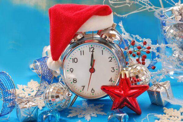 Die Uhr in der roten Kappe des Weihnachtsmannes