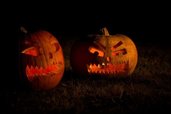 Arte calabaza de Halloween con velas en el interior