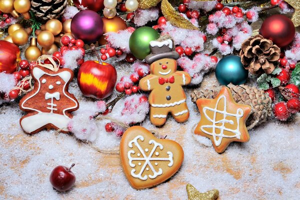 Lebkuchen, Kugeln und Zapfen zum Dekorieren des Weihnachtsbaumes