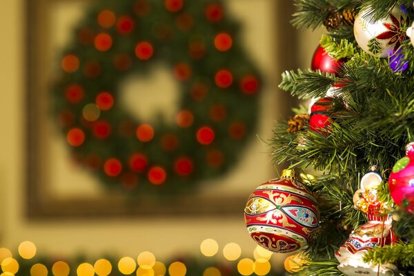 Árbol de Navidad con juguetes de cerca