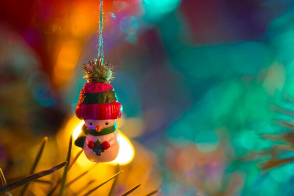 Juguete festivo: muñeco de nieve en el árbol de Navidad