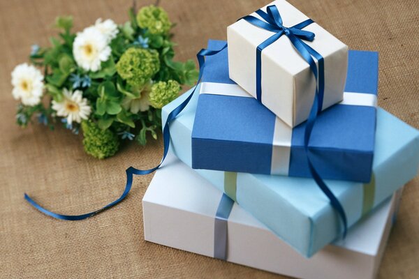 Regali. confezione regalo blu. fiori