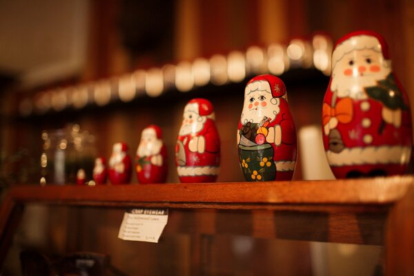 Figuras de recuerdo de Santa Claus de pie en el estante