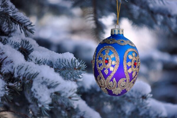 Weihnachtsspielzeug auf Tannenzweigen