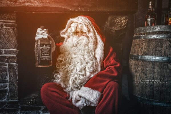 Santa Claus is holding whiskey in his hands