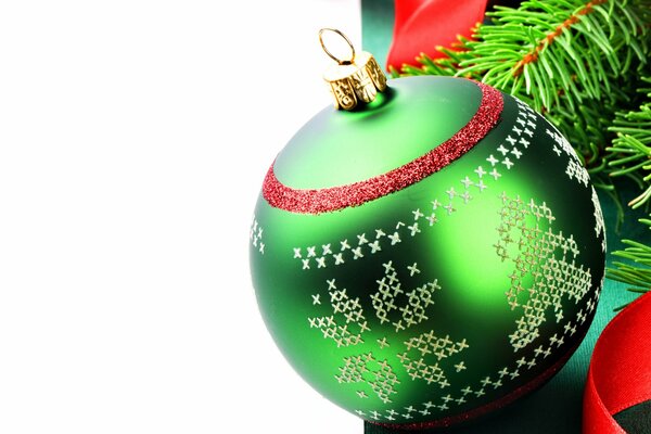 Boule verte avec motif suspendu sur l arbre de Noël