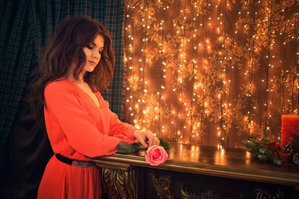 Fille en robe rouge aux guirlandes