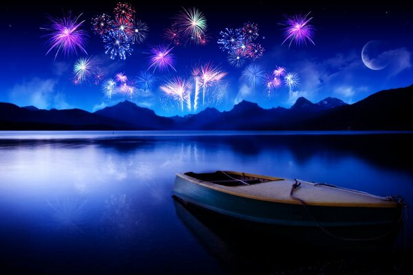 Paisaje nocturno con un barco en el agua en el fondo de las montañas con el reflejo de los fuegos artificiales en el lago y la Luna en el cielo