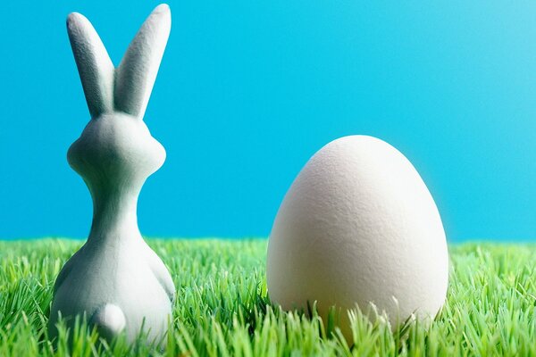 Lapin de Pâques et oeuf sur l herbe