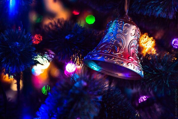 Giocattolo di Natale a forma di campana su un ramo di un albero di Natale