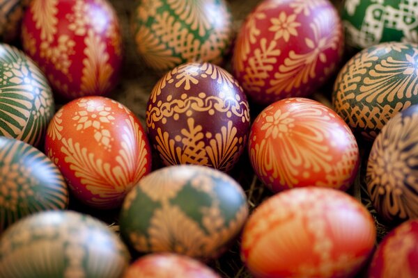 Beaux oeufs de Pâques avec des motifs