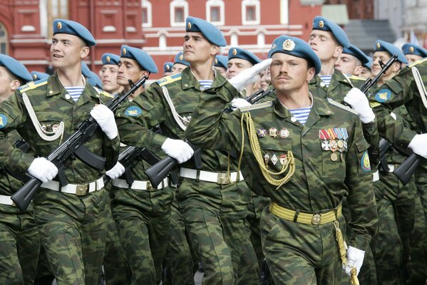 Défilé des forces aéroportées sur la place rouge en Russie