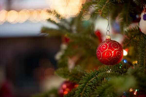 Bola roja de Navidad en el árbol de Navidad