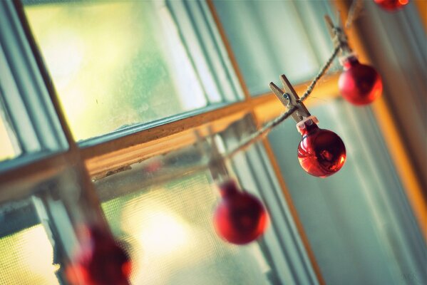 Weihnachtskugeln. Girlande am Fenster