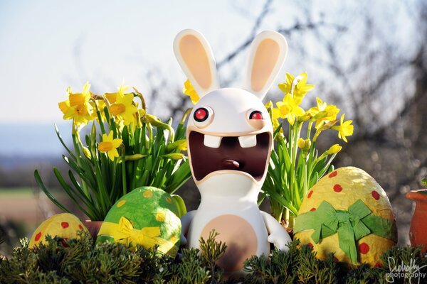 Huevos de Pascua con conejo de dibujos animados