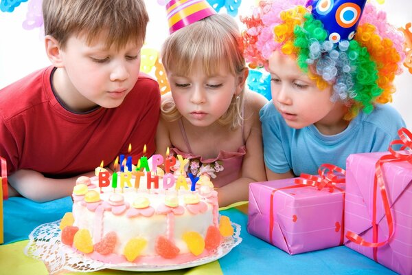 Bambini piccoli hanno uno di loro compleanno