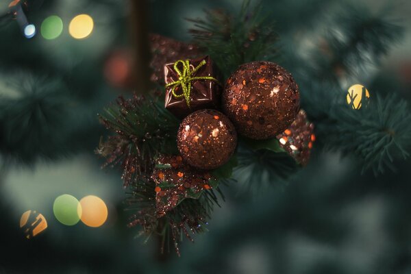 Cadeau et ballons suspendus sur l arbre de Noël