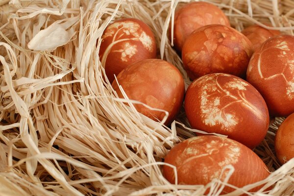 Uova di Pasqua dipinte su uno sfondo di segatura