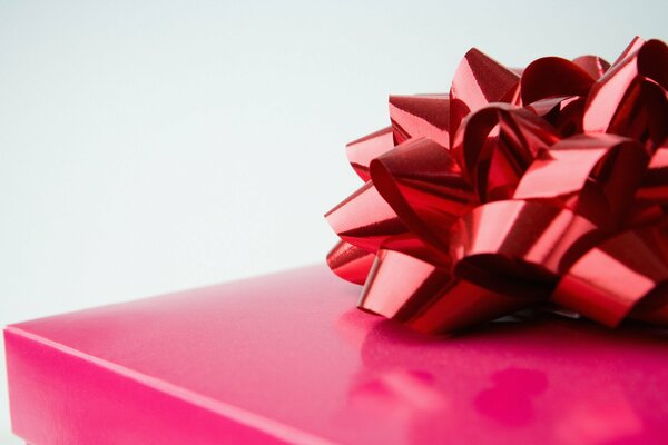 The red bow on the gift shines