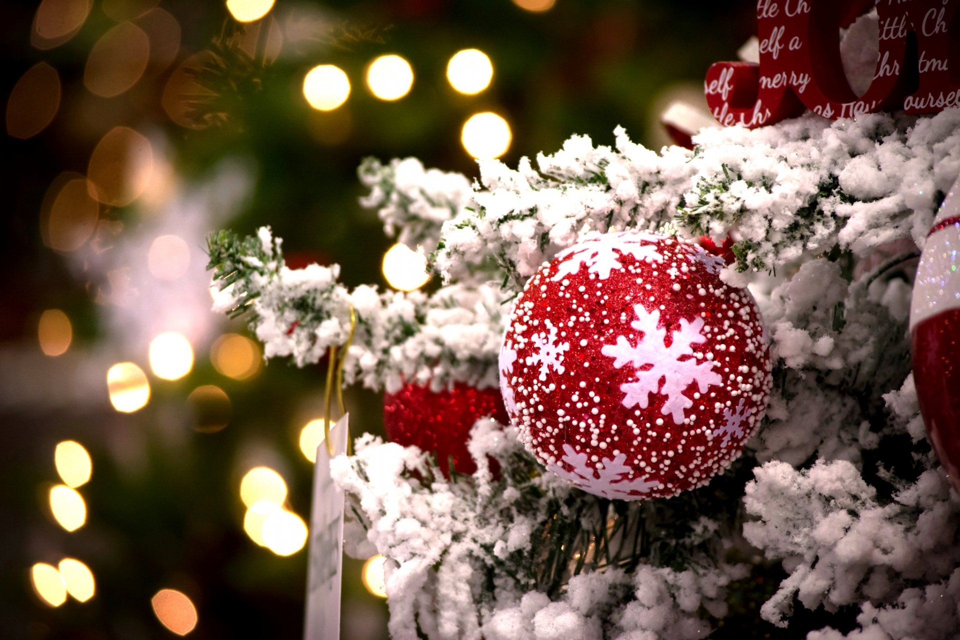 boule rouge flocon de neige jouet arbre de noël arbre de noël bokeh lumières hiver vacances nouvel an noël