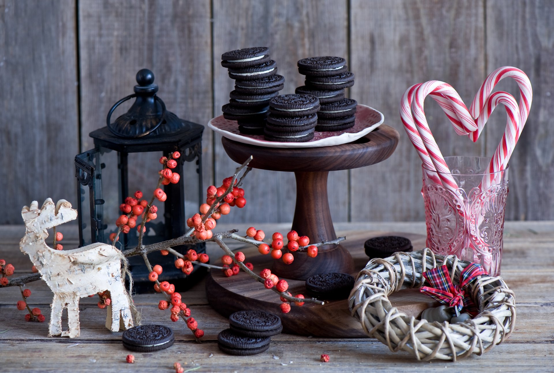 kekse schokolade dessert süßigkeiten lutscher winter stillleben kranz zweig beeren kerzenhalter tafel feiertage neujahr weihnachten