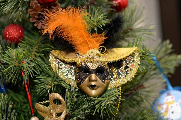 Maschera giocattolo sull albero di Natale nel 2015