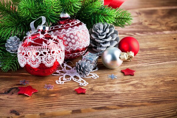 Boules de Noël ajourées pour des vacances amusantes