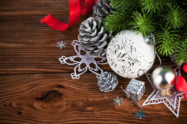 Décorations de Noël sur une table en bois