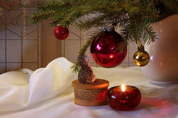 Bagliore della candela sui giocattoli dell albero di Natale