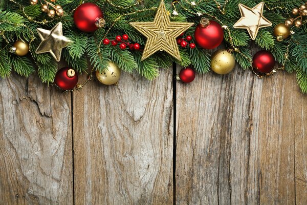 Décoration de Noël avec des boules et des étoiles