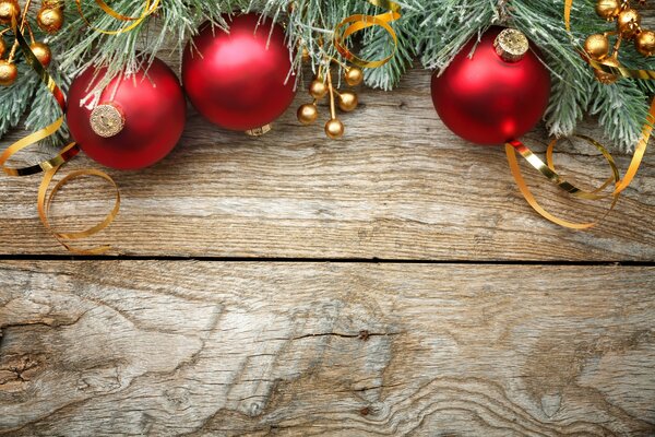 Bolas rojas cerca del árbol de Navidad