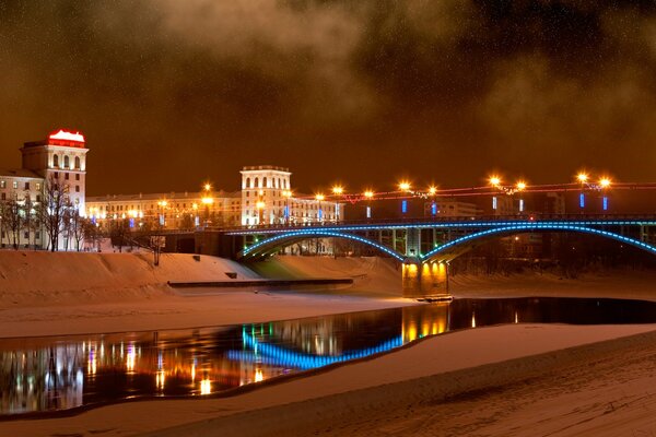 Brücke über den Fluss in der Winternacht