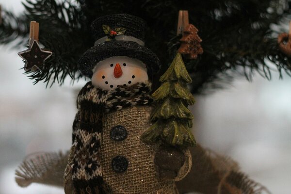 Bonhomme de neige de Noël sous l arbre de Noël