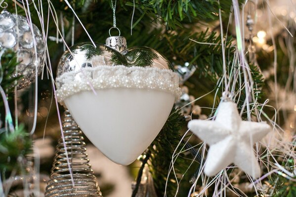 Árbol de Navidad y bolas blancas de año nuevo