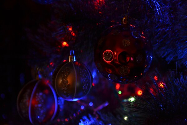 Beaux jouets pour le nouvel an dans la nuit du 31 décembre