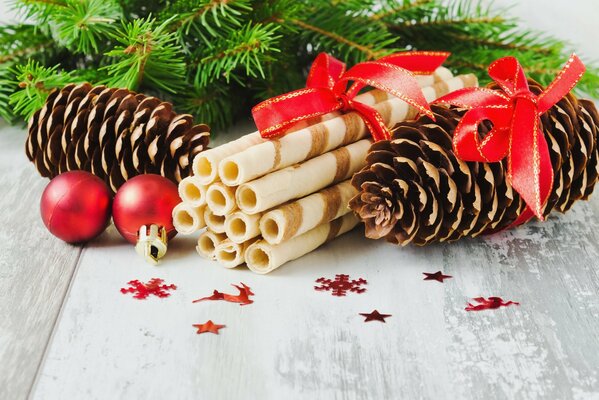 Décorations de Noël et de Noël. Cônes et boules. Repas de fête