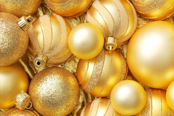 Goldene Christbaumkugeln