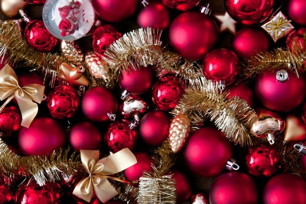 Décorations de Noël sur un arbre de Noël à partir d arcs et de boules