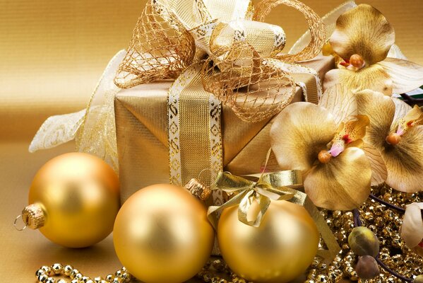 Geschenk in Gold und Gold Christbaumschmuck