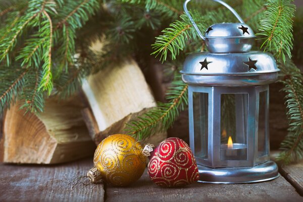 Décor de Noël. Bougeoir avec des jouets sur un plancher en bois