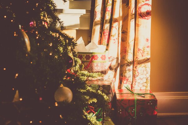 Regalo de año nuevo en el árbol de Navidad