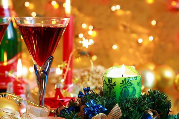 Table de Noël avec un verre de vin