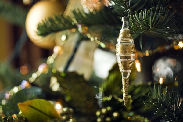 Decoraciones de Navidad en el árbol de Navidad