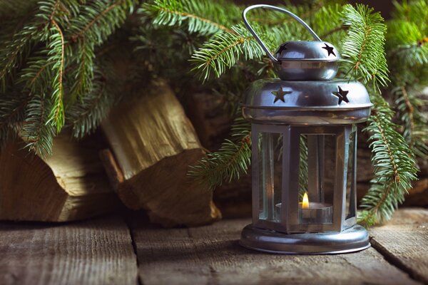 Kerzenständer in einem Holzhaus unter dem Weihnachtsbaum