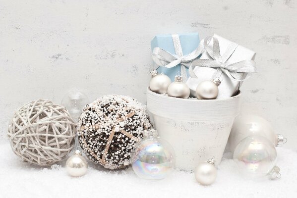 Gifts in a flower pot, lots of white balls and Christmas feelings