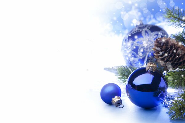 Weihnachten Hintergrund mit blauen Kugeln und Tannenzweig