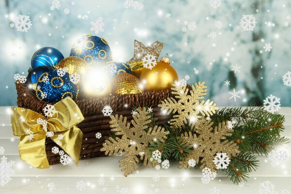 Decorazioni di Natale brillanti su sfondo blu con fiocchi di neve