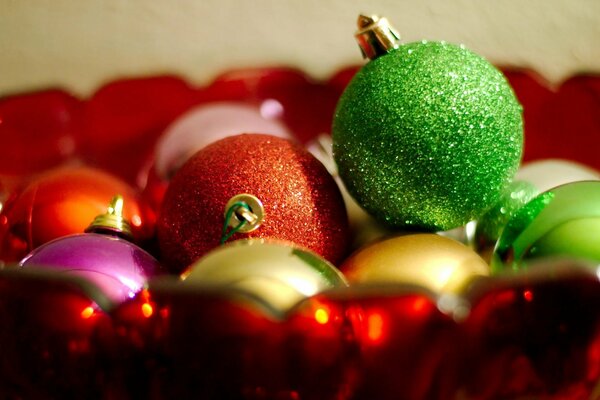 le Nouvel an. Boules de Noël multicolores