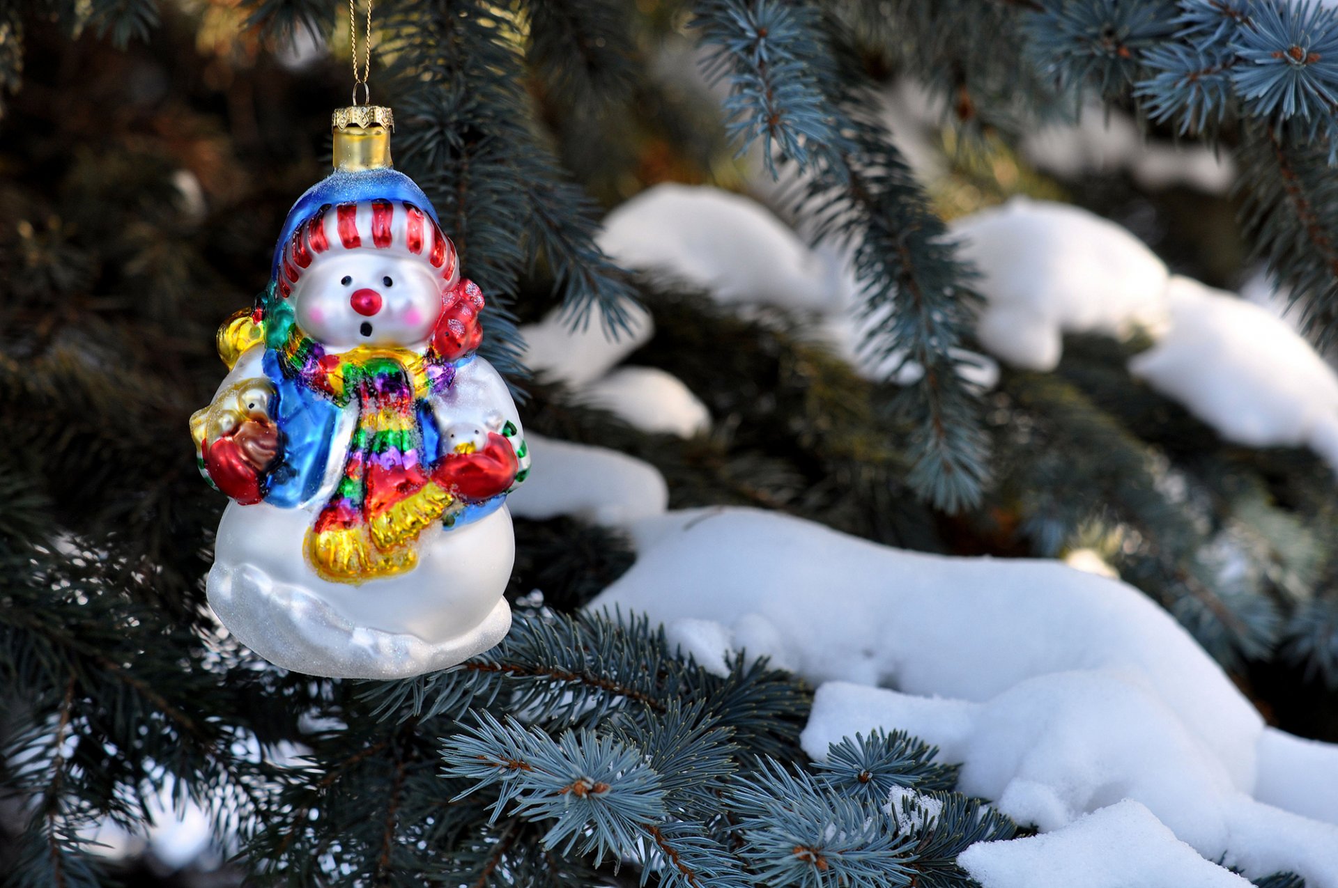 juguete muñeco de nieve árbol de navidad abeto agujas ramas invierno nieve vacaciones naturaleza año nuevo navidad