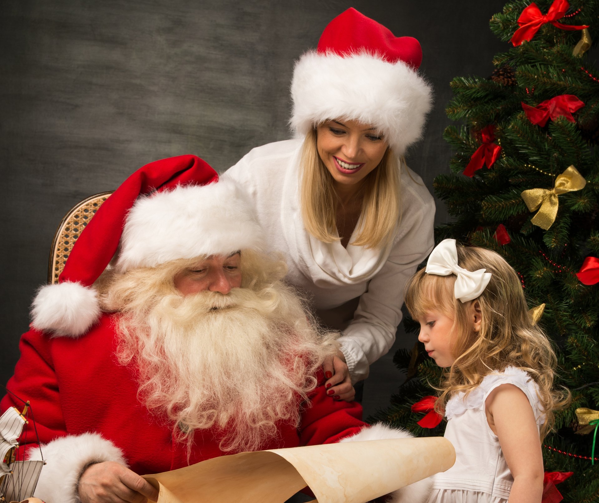 navidad año nuevo vacaciones papá noel niña niña sombrero árbol de navidad sonrisa